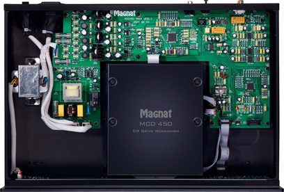 Magnat MCD 450 CD-afspiller, indvendigt billede der viser de grønne elektroniske kredsløb og den sølvfarvede læsemekanisme