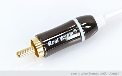Forgyldt RCA-stik Real Cable Nano SUB 5 m til basrør, cylindrisk sort blankt kabinethus, nærbillede