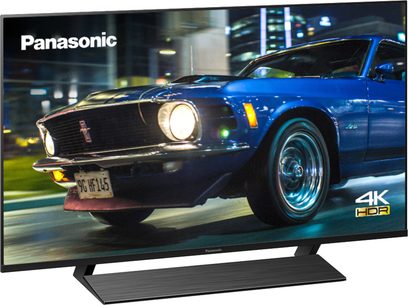 Panasonic TX-50HX820E 4K HDR-fladskærm, der viser en blå Ford Mustang fra 1969 set fra venstre forkvarter