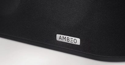 Czarna, matowa listwa dźwiękowa Sennheiser AMBEO, zbliżenie na wytłoczony, srebrny logotyp "AMBEO" na przednim panelu