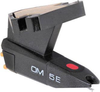 Črna trapezoidna gramofonska glava Ortofon OM5E, diamantna igla na aluminijastem nosilcu, bakrene žice, belo ozadje