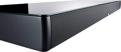 Zwarte rechthoekige Canton Smart Sounddeck 100 soundbar, met glazen bovenzijde en brede metalen luidsprekergrille aan de voorzijde