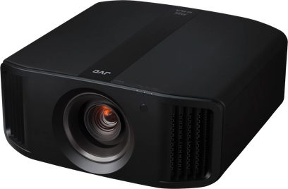 JVC DLA-NZ8 sort videoprojektor, let skråt forfra, centreret linse, sideventilationsgitre
