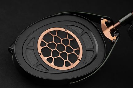 Offener Hi-Fi-Kopfhörer, Nahaufnahme der schwarzen Ohrmuschel mit wabenförmigem Kupfergitter, Premium-Design