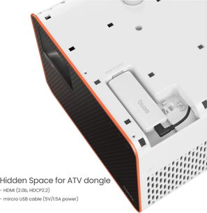 Bel videoprojektor Benq X3100i, prikazan od zadaj pod kotom 3/4, s črno prezračevalno mrežo ter priključki HDMI in USB