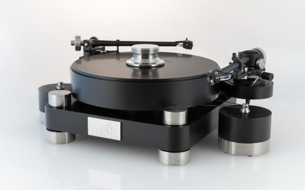 Prato de vinil preto em metal e alumínio escovado, vista em três quartos frontal, com bandeja circular fosca, contrapeso prateado, braço de leitura lateral direito e pés cilíndricos metálicos