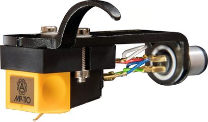 Nagaoka MP-110H gul plast pick-up med gyldent mærkat, monteret på sort metal headshell med buet finger lift, sølvfarvede skruer og flerfarvede ledninger, set fra siden