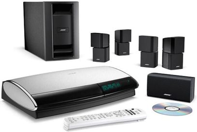 Bose Lifestyle 28 hjemmebiografsystem bestående af en DVD-afspiller, 5 sorte højttalere, en fjernbetjening og en basforstærker