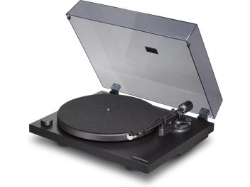 Zwarte Cambridge Audio Spira-platenspeler, transparante stofkap omhoog, zwart draaiplateau en toonarm rechts
