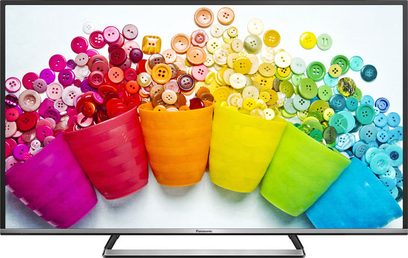 Fem farvede plastikkrus fyldt med mange farvede knapper, placeret på en tændt tv-skærm