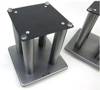 Atacama Audio SLi300 højttalerrør i sølv, set ovenfra og fra siden, i grå metal, firkantet form, 4 cylindriske fødder
