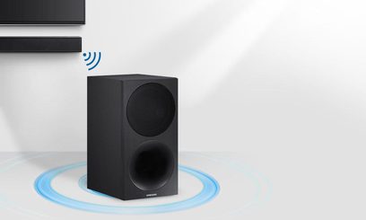Soundbar Samsung HW-M450 v černé barvě, pohled zepředu, položený na světle modrém kruhu, s černým dálkovým ovladačem vedle