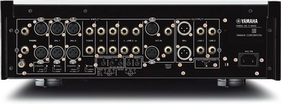 Yamaha C-5000 titano stereo išankstinis stiprintuvas. Priekinė pusė su garso jungtimis, mygtukais ir reguliavimo rankenėlėmis