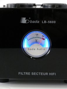 Multiprise Bada LB-5600 negra con voltímetro analógico redondo azul y rojo que indica 240 V en una esfera graduada de 0 a 300 V