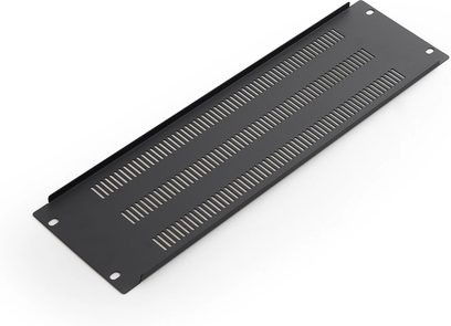 Sort, rektangulært ventilationspanel med to rækker parallelle slidser og fire cirkulære huller i hjørnerne