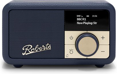 Roberts Revival Petite 2 bordradio i midnatblå, set forfra, rektangulært kabinet i tekstureret marineblå kunstlæder med stor perforeret metalhøjttalergitter og gyldent logo til venstre, sort skærm og gyldent betjeningspanel med stor cirkulær knap og +/--taster til højre