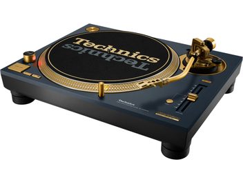 Technics SL-1200M7G blå platespiller med svart platetallerken og gulldetaljer, sett fra trekvart vinkel