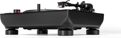 Juodos spalvos vinilo plokštelė „Reloop RP-7“ iš metalo ir plastiko, žemas šoninis vaizdas, dideli izoliaciniai kojeliai, moletuotas rankenos ir disko paviršius