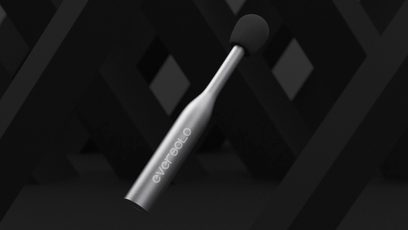 EverSolo EM-01 kalibrációs mikrofon ezüst színű fémtesttel és fekete végdísszel, fekete geometriai mintás háttérrel