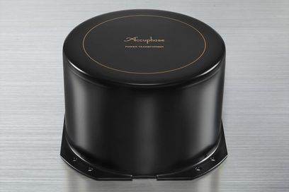 Интегриран стерео хи-фи усилител Accuphase A-48S, изглед отгоре, черен цилиндър, златен текст, матирана метална повърхност
