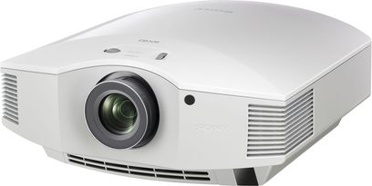 Sony VPL-HW50 hvid videoprojektor, set forfra og tre kvarter, linse til venstre, ventilationsriste øverst