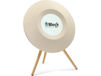Diffusore Bluetooth portatile Block OPUS S color champagne, dal design rotondo su tre piedini inclinati con logo centrale