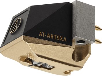 Nærbillede af en sort og guldfarvet Audio Technica AT-ART9XA-pladespillercelle på en lys træholder