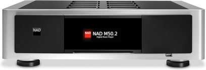 NAD M50.2 sort CD-afspiller, frontvisning, rød skærm "NAD M50.2 Digital Music Player", sølvfarvet front, 2 fødder