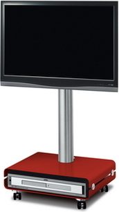 Lesklý jasně červený TV stolek na kovové podnoži, čelní pohled z mírného nadhledu, černá TV obrazovka umístěná na horní desce