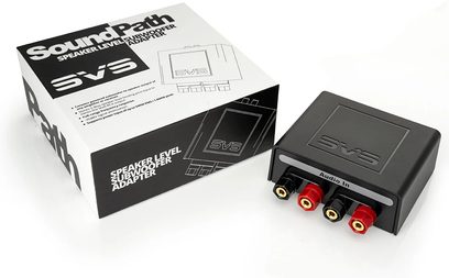 Acessório para cabo SVS SoundPath Speaker Level, caixa preta com logotipo SVS, 4 conectores de áudio vermelho e preto, caixa branca e preta