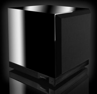 Bowers & Wilkins DB1D sort lakeret subwoofer, kubisk form, synlige front- og sideflader, højglans sort lakeret finish