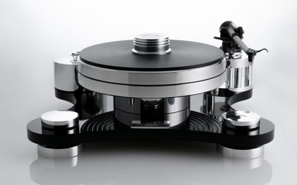 Prato de vinil preto e prateado em metal polido e acrílico, vista frontal, prato circular espesso com peso central, braço de leitura à direita e base tripé sobre pés cilíndricos