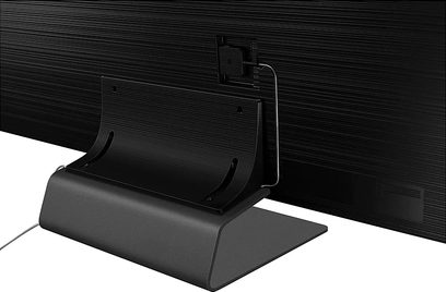 Televizor Samsung QE75Q90R, detailní pohled na zadní stranu stojanu, matně černý, obdélníkový, s integrovaným systémem pro správu kabelů