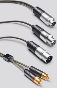 Čtyři analogové audio kabely DIN Naim Audio Super Lumina v šedé a černé barvě, se zlatými a stříbrnými konektory, pohled shora