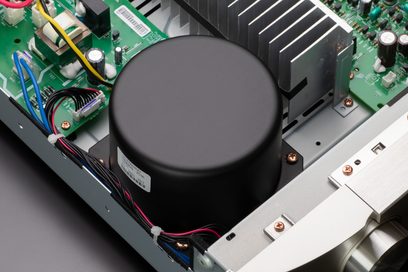 Ampli hi-fi stereo Marantz PM6007 ve stříbrno-zlatém provedení, pohled na vnitřní elektronické součástky, centrální válcový černý chladič