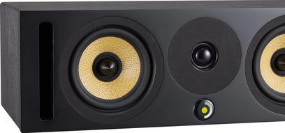 Centrálny reproduktor Davis Acoustics Krypton C technik čierny, pohľad spredu, 2 žlté tkané reproduktory, 1 centrálny výškový reproduktor, vertikálny bassreflex.