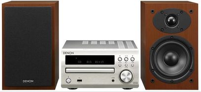 Denon D-M40SPCWE2 sølvfarvet mini hi-fi-anlæg bestående af to træhøjttalere, en forstærker med CD-afspiller og display