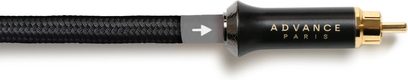 Sort RCA-lydkabel med flettet nylonkappe, nærbillede fra siden, mat sort cylindrisk stik med teksten "ADVANCE PARIS" samt guldbelagt spids og ring