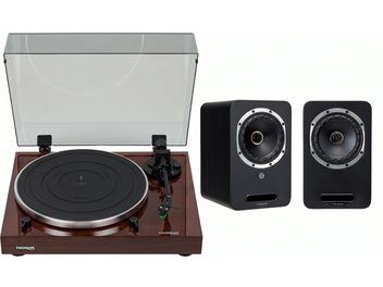 Thorens-platenspeler met donkerhouten afwerking, transparante kap en een paar zwarte Fyne Audio-luidsprekers