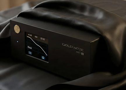 Schwarzer Hi-Fi-Phono-Vorverstärker Gold Note PH-5 mit RIAA-Farbdisplay auf schwarzem Lederstoff