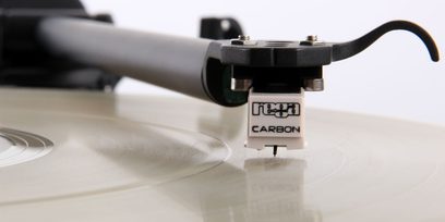 Rega Carbon vinylpladespiller med kulfiberarm, løftearm og modvægt, nærbillede fra siden