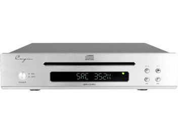 A Cayin MINI-CD MK2 magas minőségű CD-lejátszó elől nézve, ezüst színű, fényes alumínium téglalap alakú homloklappal, fekete vízszintes CD-behelyező réssel, középen elhelyezkedő, zöld háttérvilágítású digitális kijelzővel és fém gombokkal.