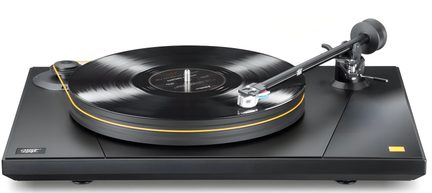 Tocadiscos de vinilo negro con disco de 33 rpm, transmisión por correa visible, brazo recto y ribete naranja