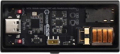 Hodetelefonforforsterker i høyoppløselig lydkvalitet M15i, sett ovenfra, USB-C-kontakt til venstre, svarte kretskort, gull- og kobberfargede komponenter