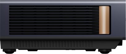 Videoprojektor Hisense PT1 zepředu, obdélníkový kryt z matného tmavě modrého kovu a plastu s velkou černou horizontální ventilační mřížkou, vpravo zapuštěný zlatý válcový objektiv, černá žebrovaná základna a dva nastavitelné nožičky
