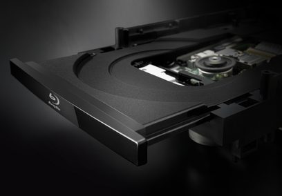 Odtwarzacz Blu-ray Denon CARA S-5BD w kolorze czarnym, widok z góry w perspektywie, zamknięta pokrywa, przedni panel z logo i przyciskami