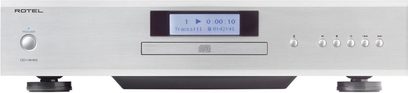 Forsiden i børstet sølvmetall på en Rotel CD14 MKII CD-spiller, med runde knapper og blå LCD-skjerm