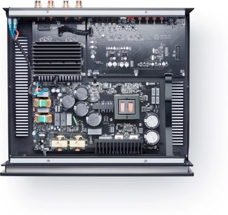 Vista interna di un amplificatore Primare A35.2 nero aperto, che rivela circuiti stampati, componenti elettronici e dissipatori di calore