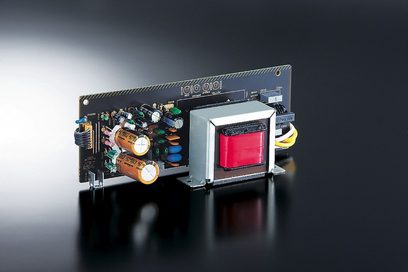 Odtwarzacz CD Yamaha CD-S700 w kolorze srebrnym, zbliżenie na przód urządzenia, widoczne wewnętrzne komponenty elektroniczne, czerwony transformator