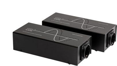 Dos acondicionadores de red eléctrica Isol-8 Axis 20 negros, carcasas rectangulares con tomas laterales y motivos ondulados en la parte superior